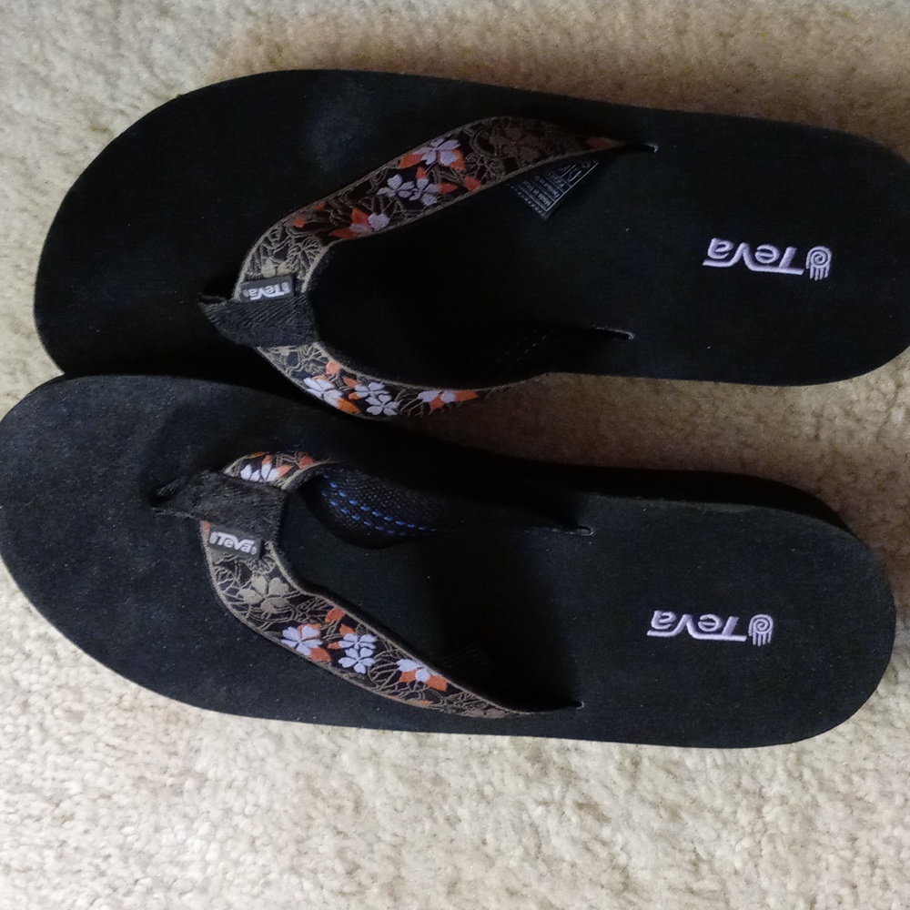 NWOT.Teva black flip flops